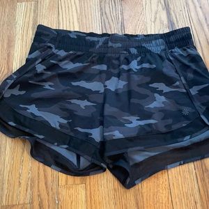 never worn athleta printed mesh racer run short 4”
